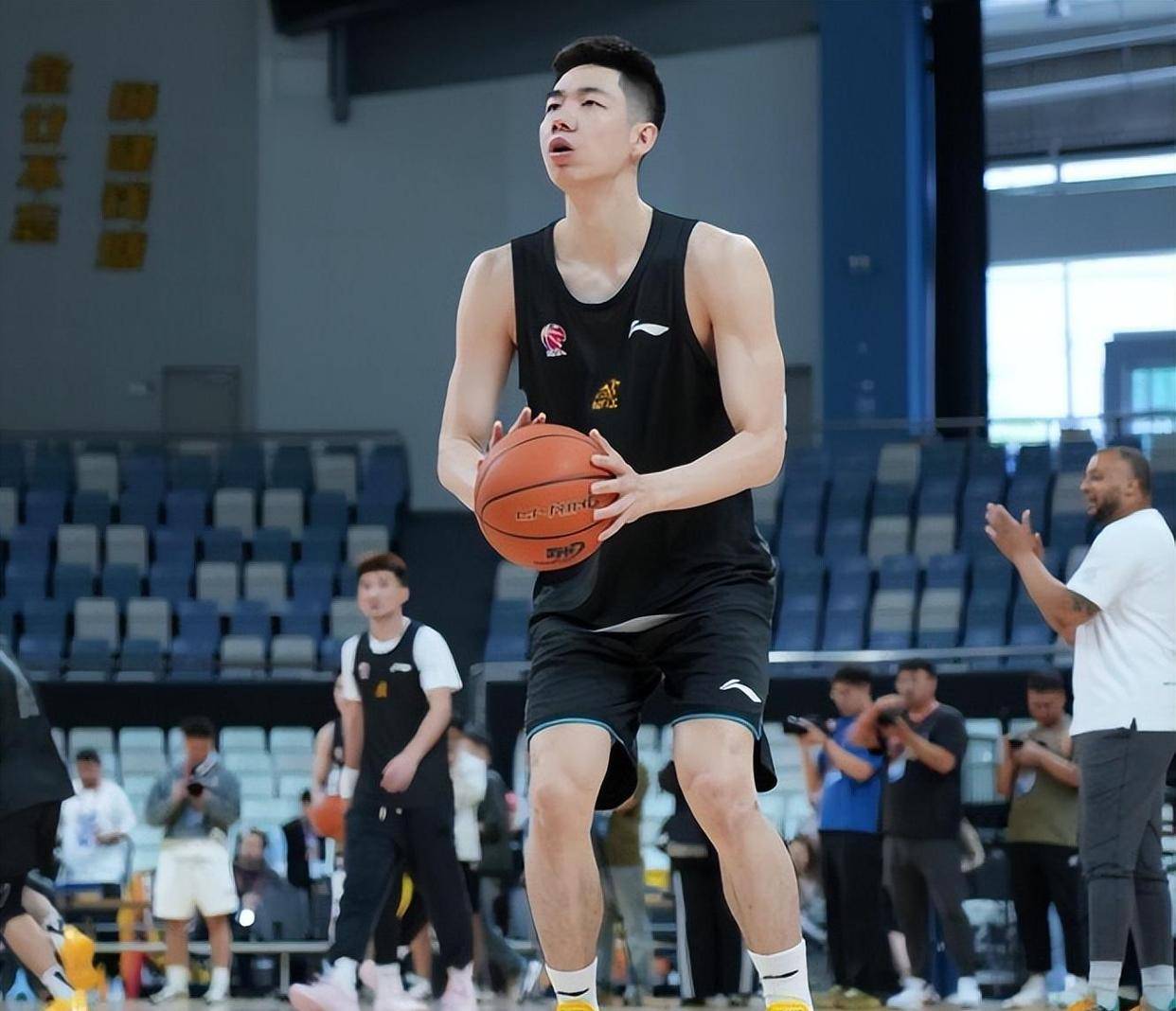 米兰体育关于转会期体能课后；广厦男篮状态回暖备战意甲；管理层满意；训练强度明显提升的信息