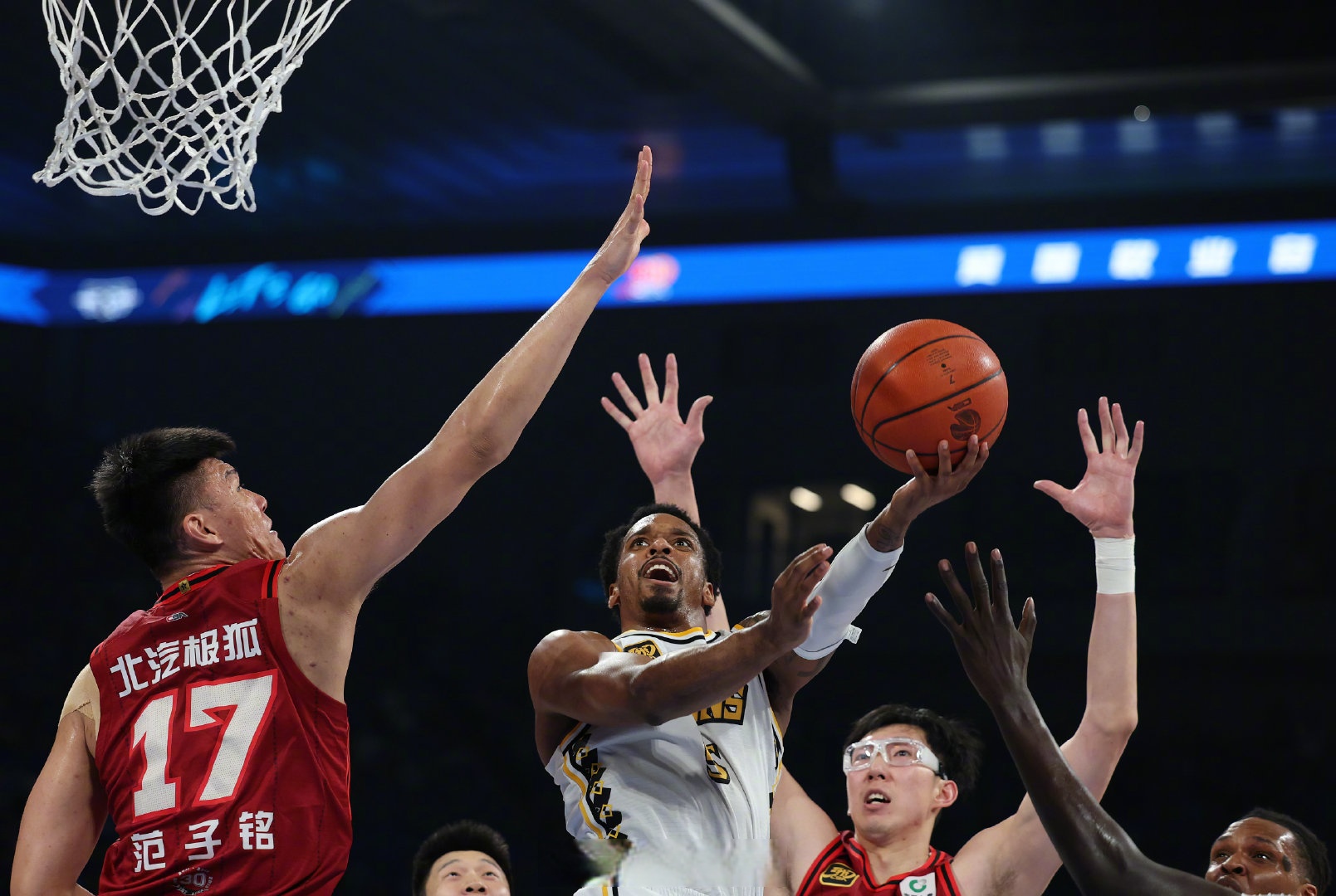 包含辽宁本钢止住颓势备战CBA常规赛拉齐奥迎NBA总决赛关键赛，今夜金州勇士豪取连胜——葡超节点到来看傻球迷的词条