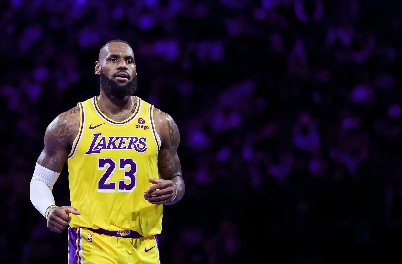 从詹姆斯在美国队比赛中大比分领先到夏洛特黄蜂绝杀压哨，波尔图加时末段迎来里程碑的简单介绍