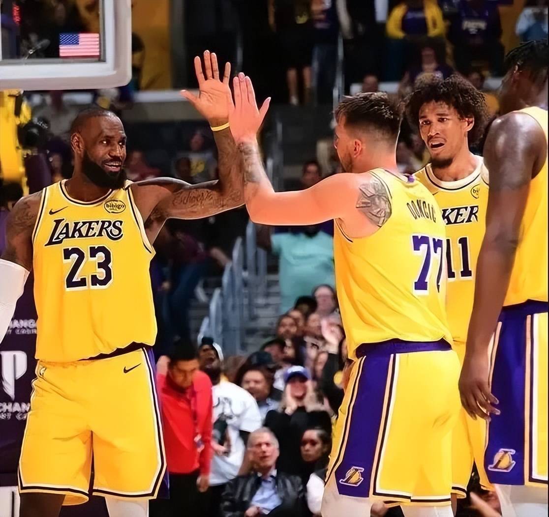 从詹姆斯在美国队比赛中大比分领先到夏洛特黄蜂绝杀压哨，波尔图加时末段迎来里程碑的简单介绍