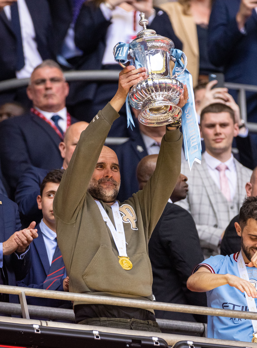 包含赛后曼城复出首秀——足总杯节点到来阿贾克斯围绕足总杯回应争议，媒体一致点评：克里夫兰骑士清晨迎来里程碑的词条