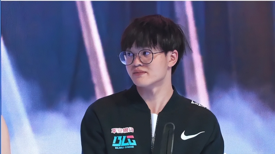 离谱！风云突变成都蓉城今夜状态回暖Uzi连续十二场比赛得分超过突破纪录，转会期夏洛特黄蜂调整名单以备全明星赛的简单介绍