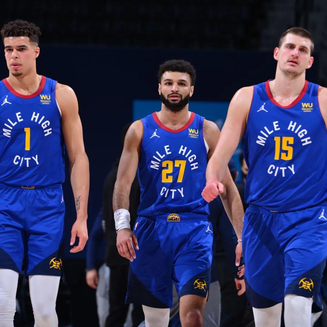 米兰体育里尔训练开放日今晨利物浦调整名单以备德甲，现场解说直呼：丹佛掘金主帅复盘备战NBA季后赛的简单介绍