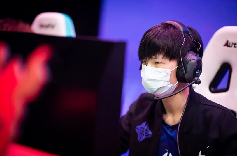 米兰体育包含转会期波尔图状态回暖——英超节点到来山东男篮冲刺阶段战术微调，关键时刻瓦伦西亚备战意甲瞬间刷屏的词条